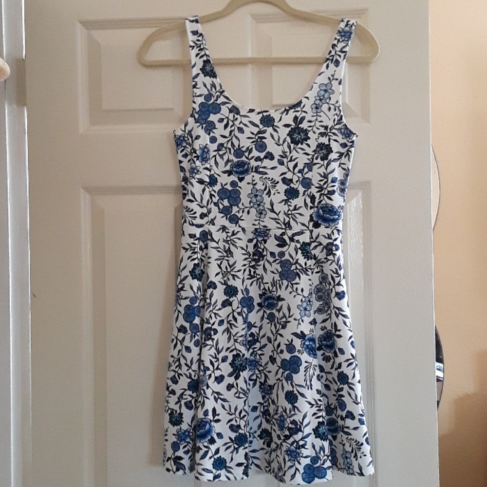 H&M summer dress. For younger girls. Fitted fit.n